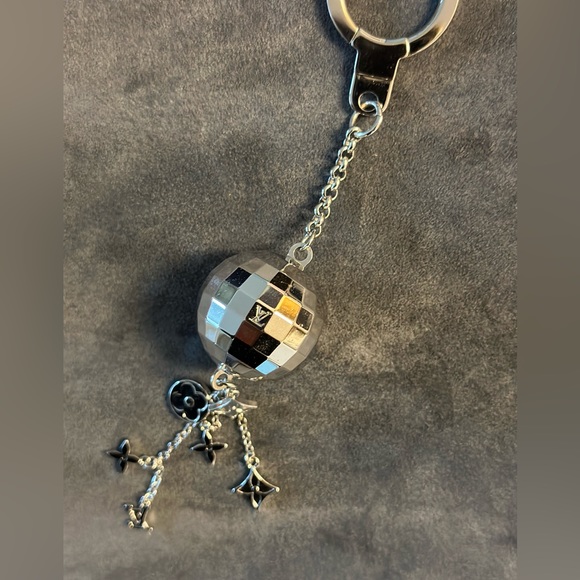 LOUIS VUITTON
Disco Ball Key Ring Key Chain Silver - Picture 3 of 6